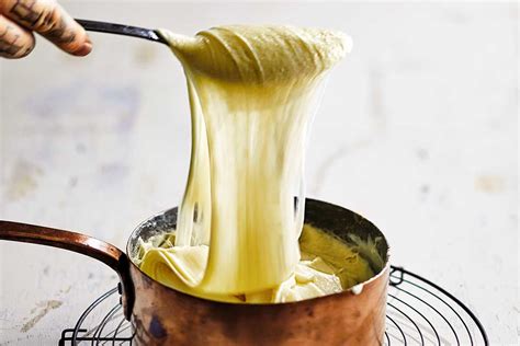 Aligot: Uma Experiência Cremosa de Queijo e Batatas com um Toque Rústico Provençal!