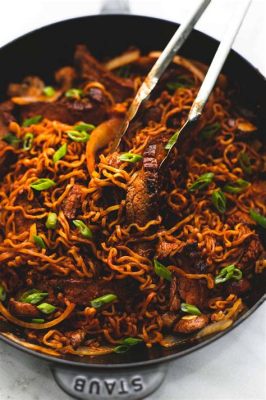  Noodles de carne picante e fritos! Uma aventura culinária explosiva para o seu paladar?