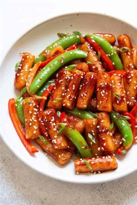  Spicy Fried Rice Cakes, A Culinary Symphony Where Savory Depth Meets Delightful Crunch?