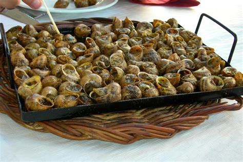  Caracoles à la llauna: Uma Deliciosa Sinfonia de Moluscos Tostados e Temperos Vibrantes em Um Prato Único!