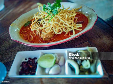  Khao Soi: Uma Sinfonia de Sabores Picantes e Cremosos que te Transportará para as Ruas de Chiang Rai!