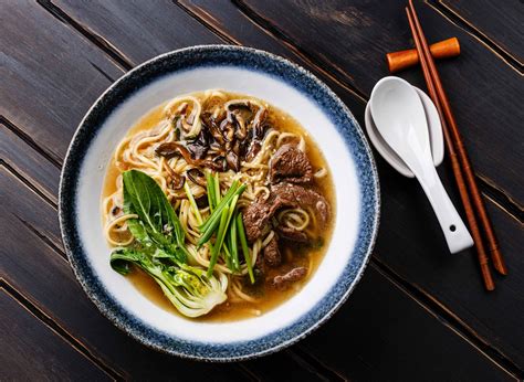  Macarrão de Lan Zhou com Carne de Cordeiro: Uma Sinfonia de Texturas Irresistíveis em um Mar de Caldo Picante!