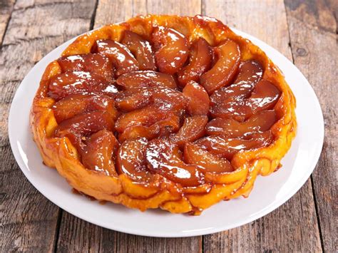  Tarte Tatin! Uma explosão de sabores caramelizados e textura crocante em cada mordida!